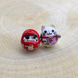 Daruma (good luck) and manekineko (good fortune)